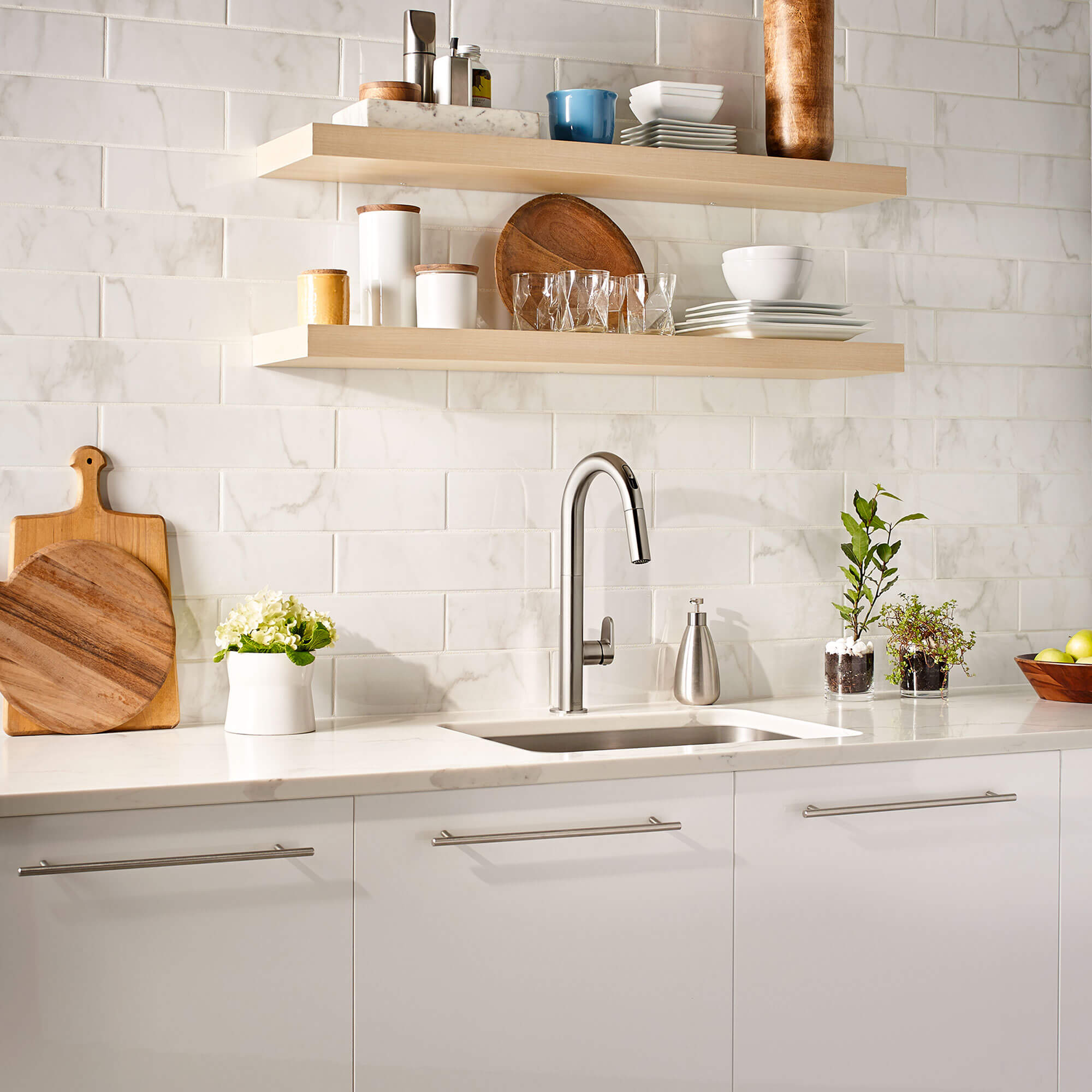 American Standard Beale Pull-Down Kitchen Faucet with Selectronic Hands-Free Technology - Image 4
