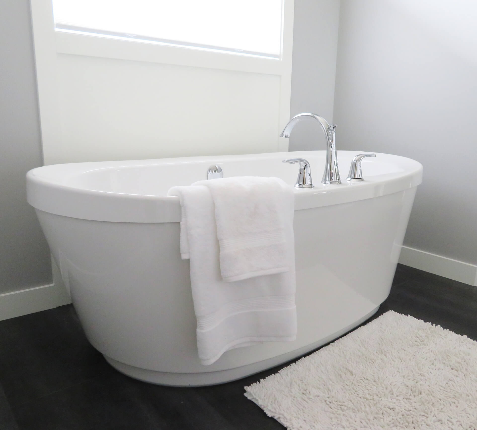 Learn About Your Choices in Bathtub Materials Bathrooms